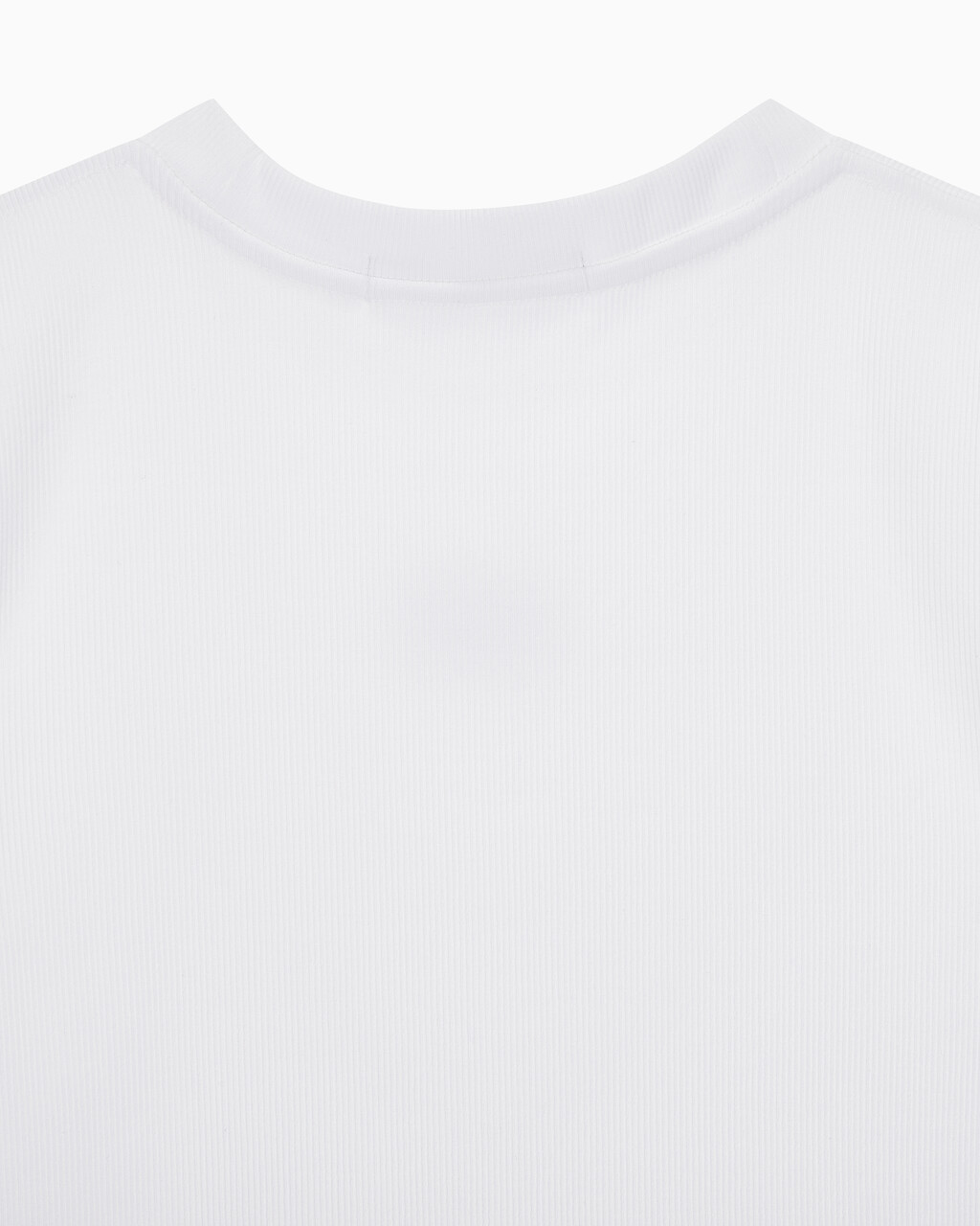 Buy 여성 로고 뱃지 크롭 반팔 티셔츠 in color BRIGHT WHITE