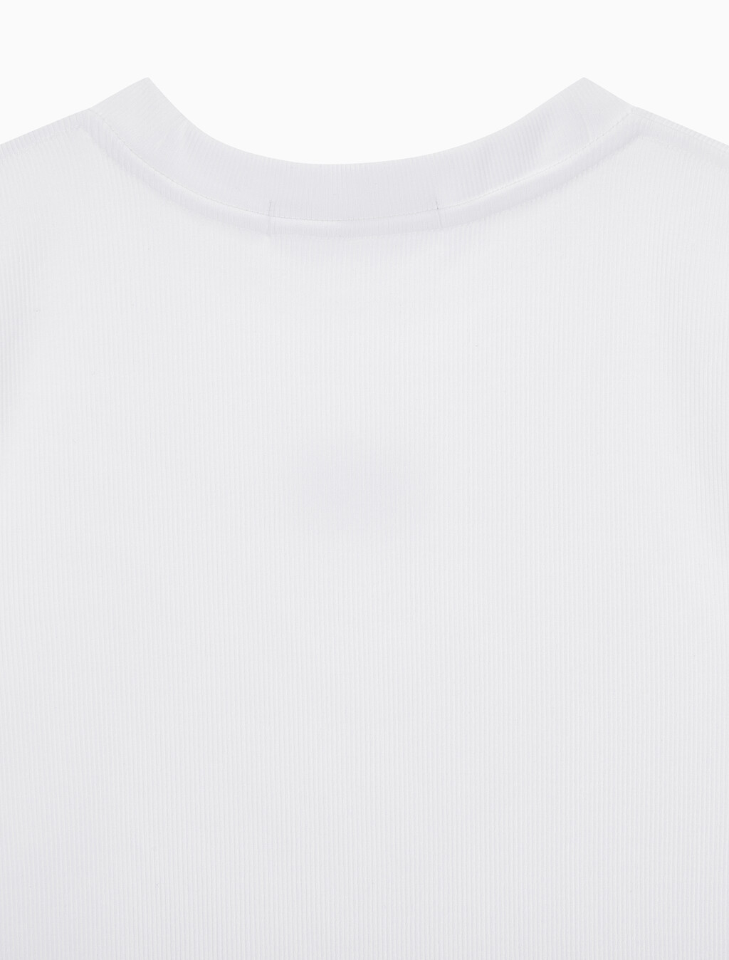 Buy 여성 로고 뱃지 크롭 반팔 티셔츠 in color BRIGHT WHITE