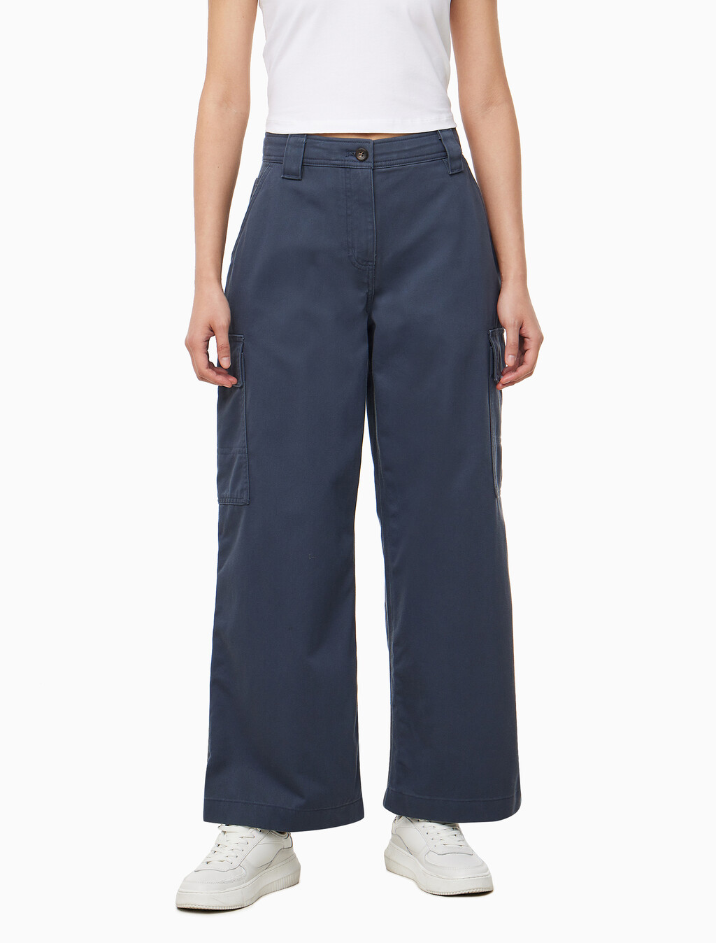 Buy 여성 유틸리티 캔버스 카고 팬츠 in color NAVY
