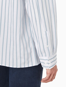 Buy 남성 릴렉스핏 비스코스 나일론 스트라이프 셔츠 in color BRILLIANT WHITE