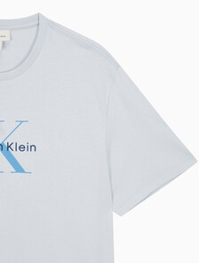Buy 남성 레귤러핏 히어로 모노그램 로고 반팔 티셔츠 in color LIGHT BLUE