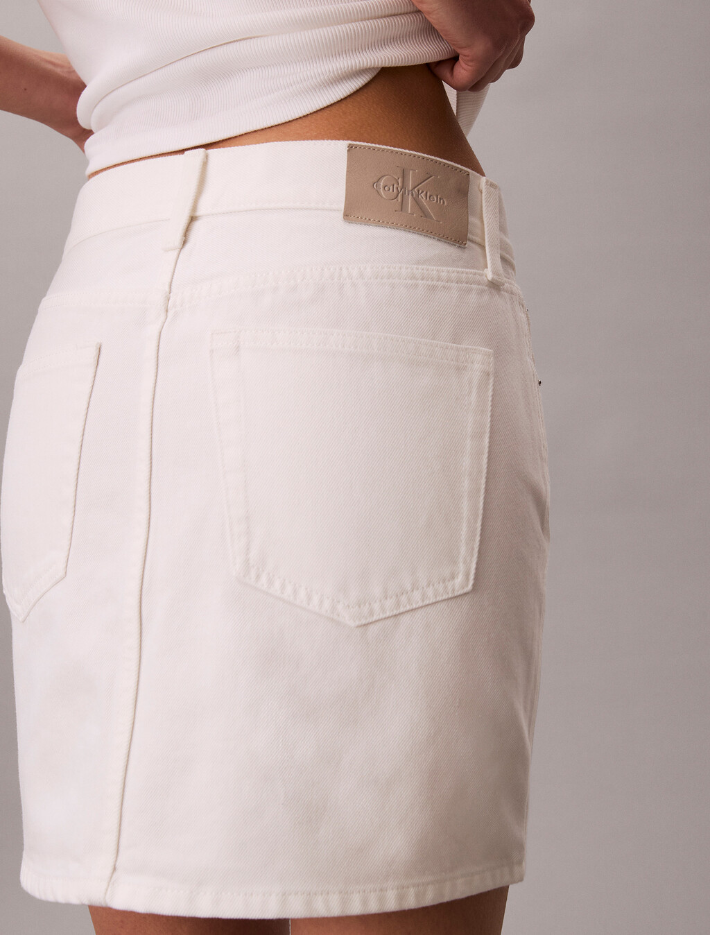 Buy 여성 90s 미니 스커트 in color WHITE