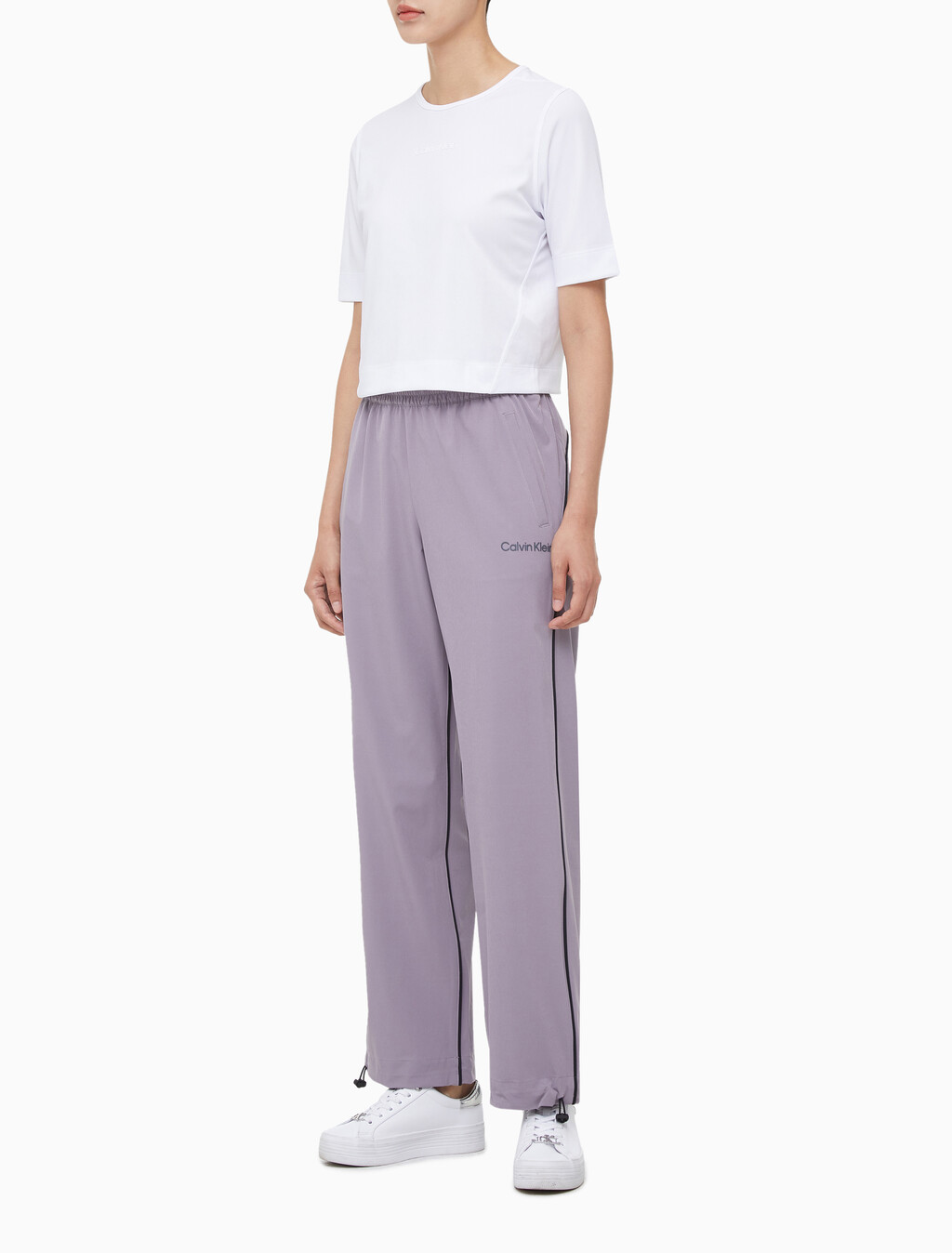 Buy 여성 릴랙스핏 우븐 조거 팬츠 in color BLK AOP/BITTER