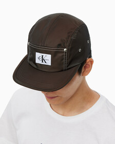 Buy 남녀공용 모노그램 로고 플랫 캡 in color DARK CHESTNUT