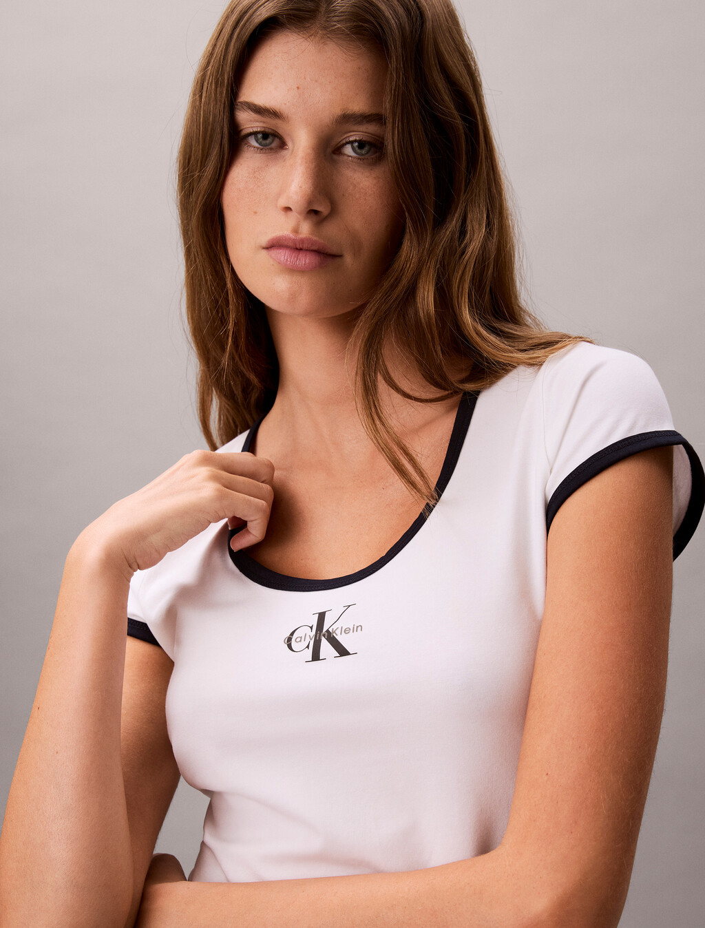 Buy 여성 모노로고 스쿱 베이비 티 in color BRIGHT WHITE