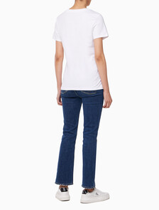 Buy 여성 슬림핏 인스티튜셔널 로고 반팔 티셔츠 in color BRILLIANT WHITE