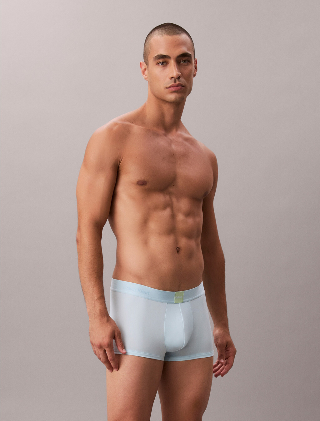 Buy 남성 모던 로고 패치 마이크로 로우 라이즈 트렁크 in color Sky Blue