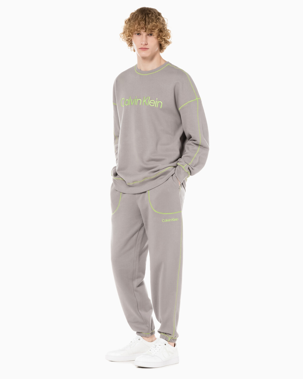 Buy 남성 퓨쳐쉬프트 라운지 조거팬츠 in color SATELLITE/GREEN FLASH
