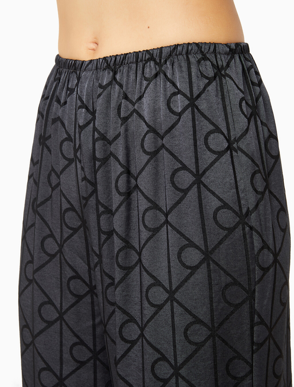 Buy 여성 샤인 새틴 자카드 AOP 팬츠 in color Black