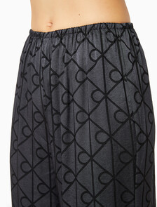 Buy 여성 샤인 새틴 자카드 AOP 팬츠 in color Black