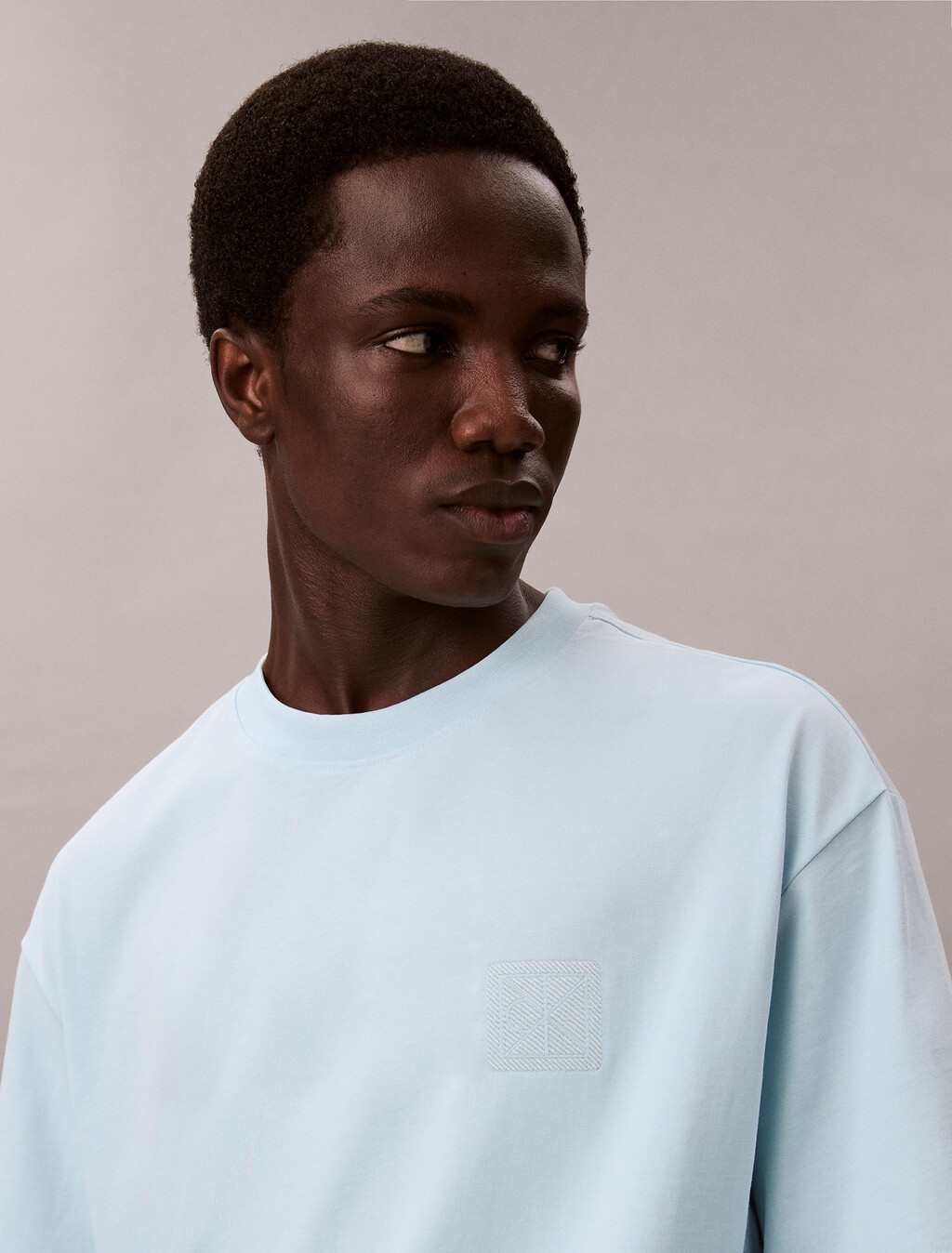 Buy 남성 릴렉스 핏 CK 엠블럼 패치 반팔 티셔츠 in color Sky Blue