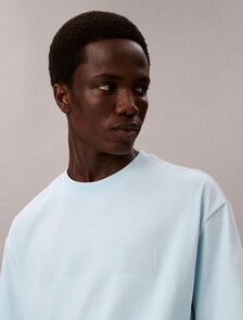 Buy 남성 릴렉스 핏 CK 엠블럼 패치 반팔 티셔츠 in color Sky Blue