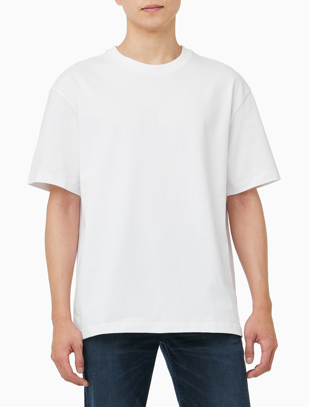 Buy 남성 릴렉스핏 CK 리퀴드 모노그램 로고 반팔 티셔츠 in color BRILLIANT WHITE