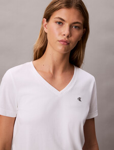 Buy 여성 모노그램 브이넥 티 in color BRILLIANT WHITE