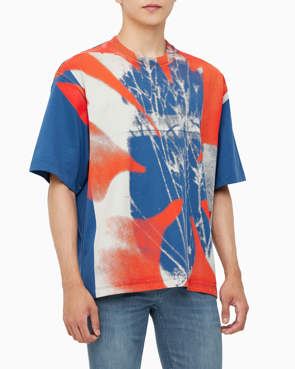 Buy 남성 숏슬리브 플로랄 셰도우 크루넥 티 in color NAVY
