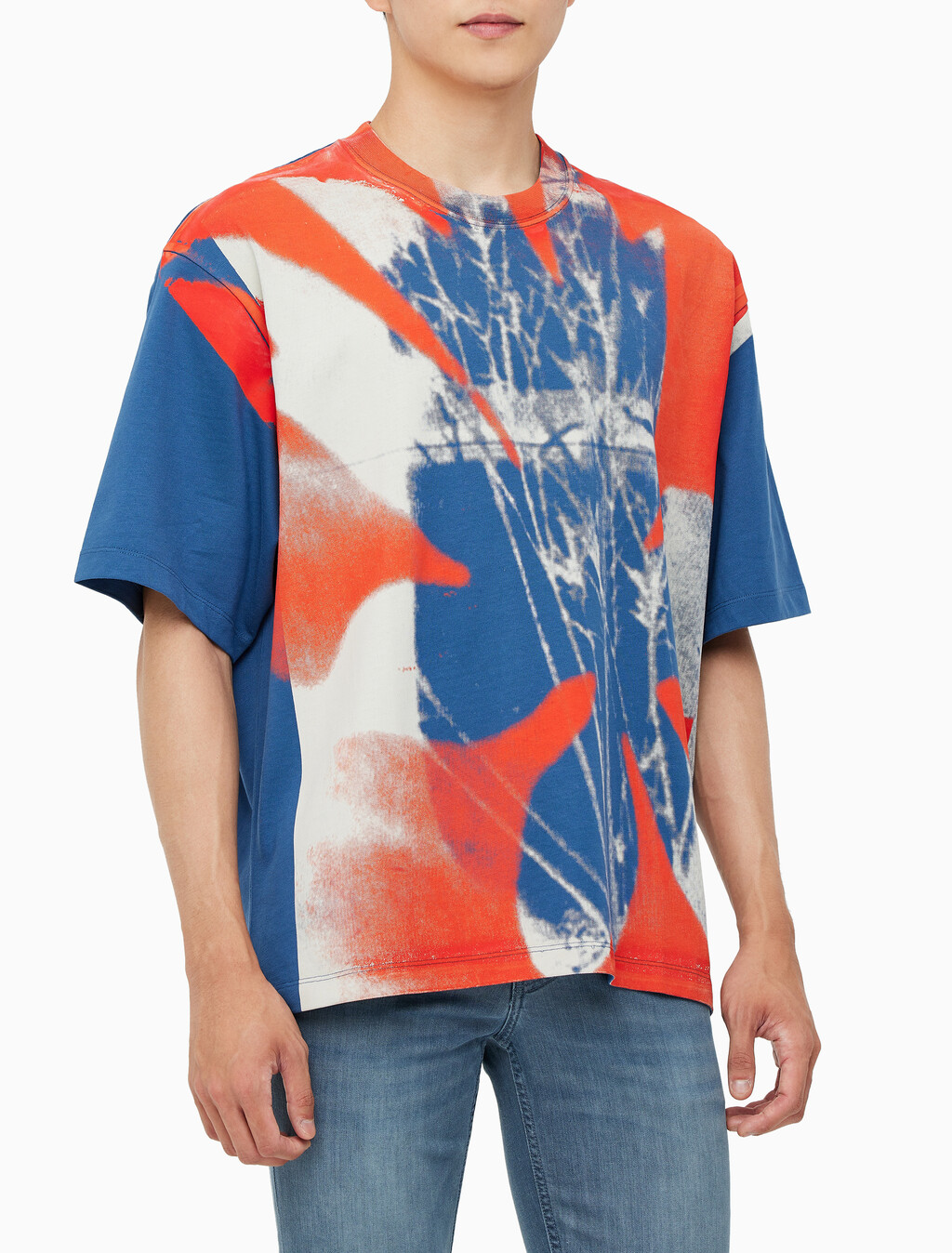 Buy 남성 숏슬리브 플로랄 셰도우 크루넥 티 in color NAVY