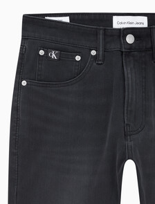 Buy 남성 모던 테이퍼핏 블랙 얼티밋 스트레치 데님 in color WASHED BLACK LOGO LACE