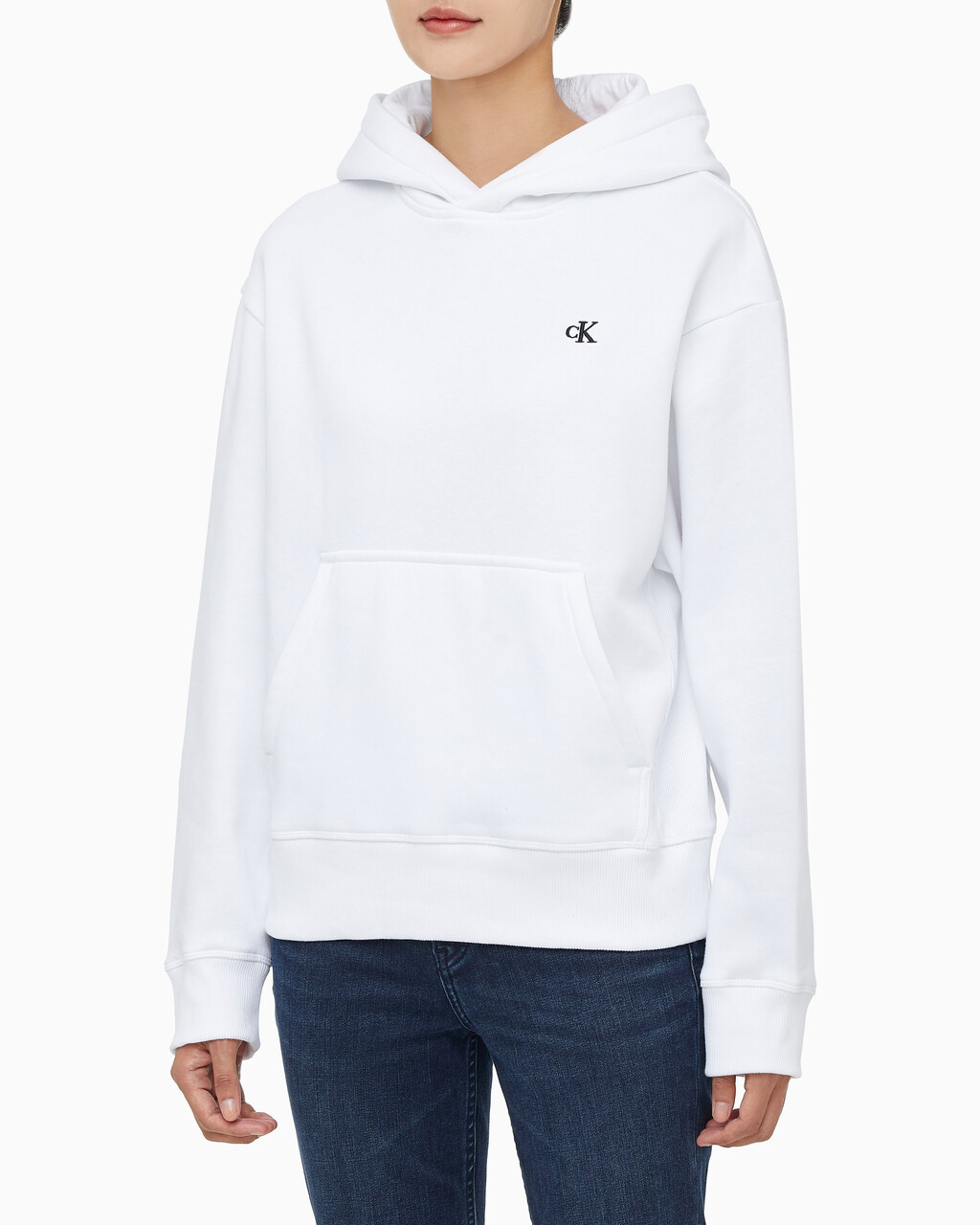 Buy 여성 릴렉스핏 CK 스몰 로고 기모 후디 in color BRILLIANT WHITE