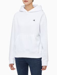 Buy 여성 릴렉스핏 CK 스몰 로고 기모 후디 in color BRILLIANT WHITE