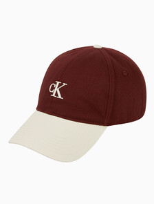 Buy 남녀공용 CKJ 스몰 모노그램 로고 컬러블락 볼캡 in color Burgandy