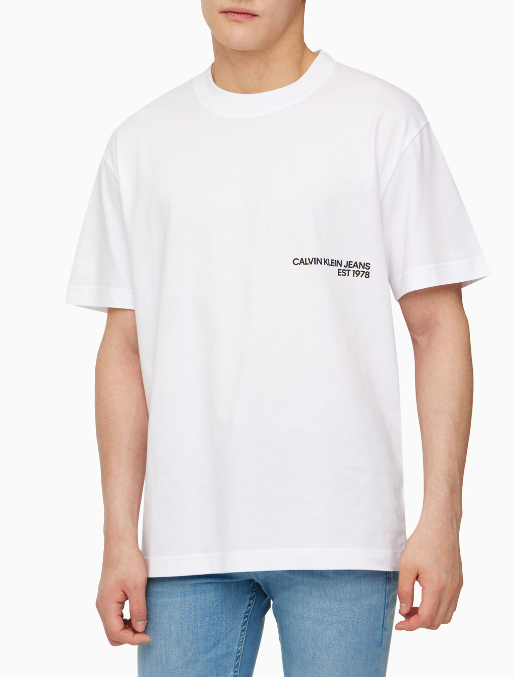 Buy 남성 릴렉스핏 CK 스프레이 로고 반팔 티셔츠 in color BRIGHT WHITE