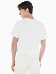 Buy 남성 레귤러핏 CK 로고 뱃지 반팔 티셔츠 in color BRIGHT WHITE