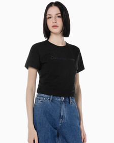 Buy 여성 슬림핏 인스티튜셔널 로고 반팔 티셔츠 in color CK BLACK