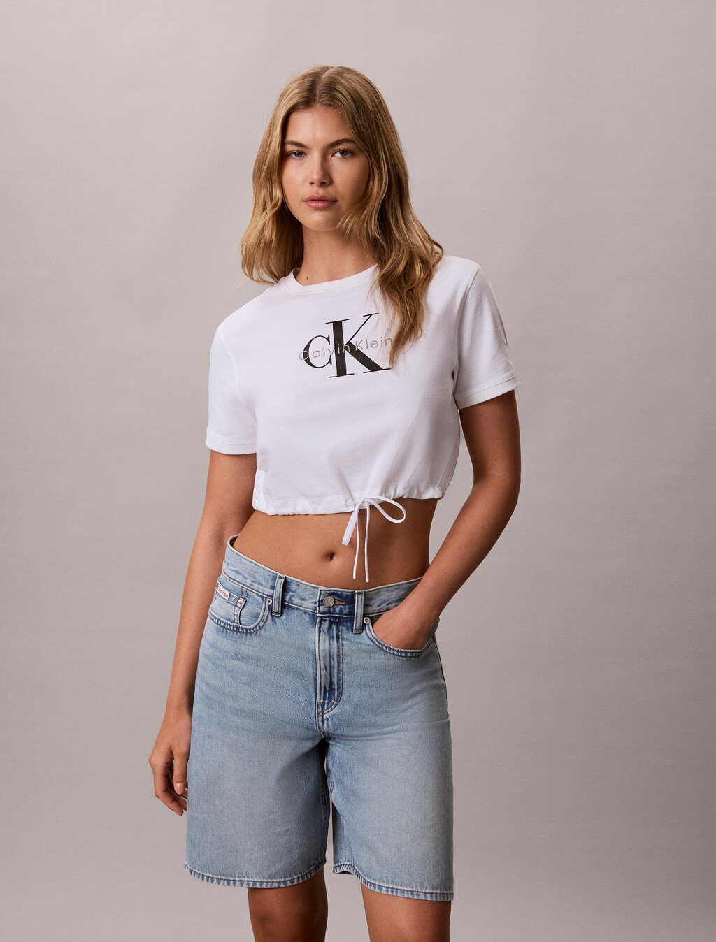 Buy 여성 모노로고 크롭드 타이 티 in color BRIGHT WHITE