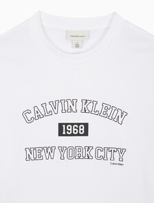 Buy 남성 릴렉스핏 뉴욕 바시티 로고 반팔 티셔츠 in color BRILLIANT WHITE