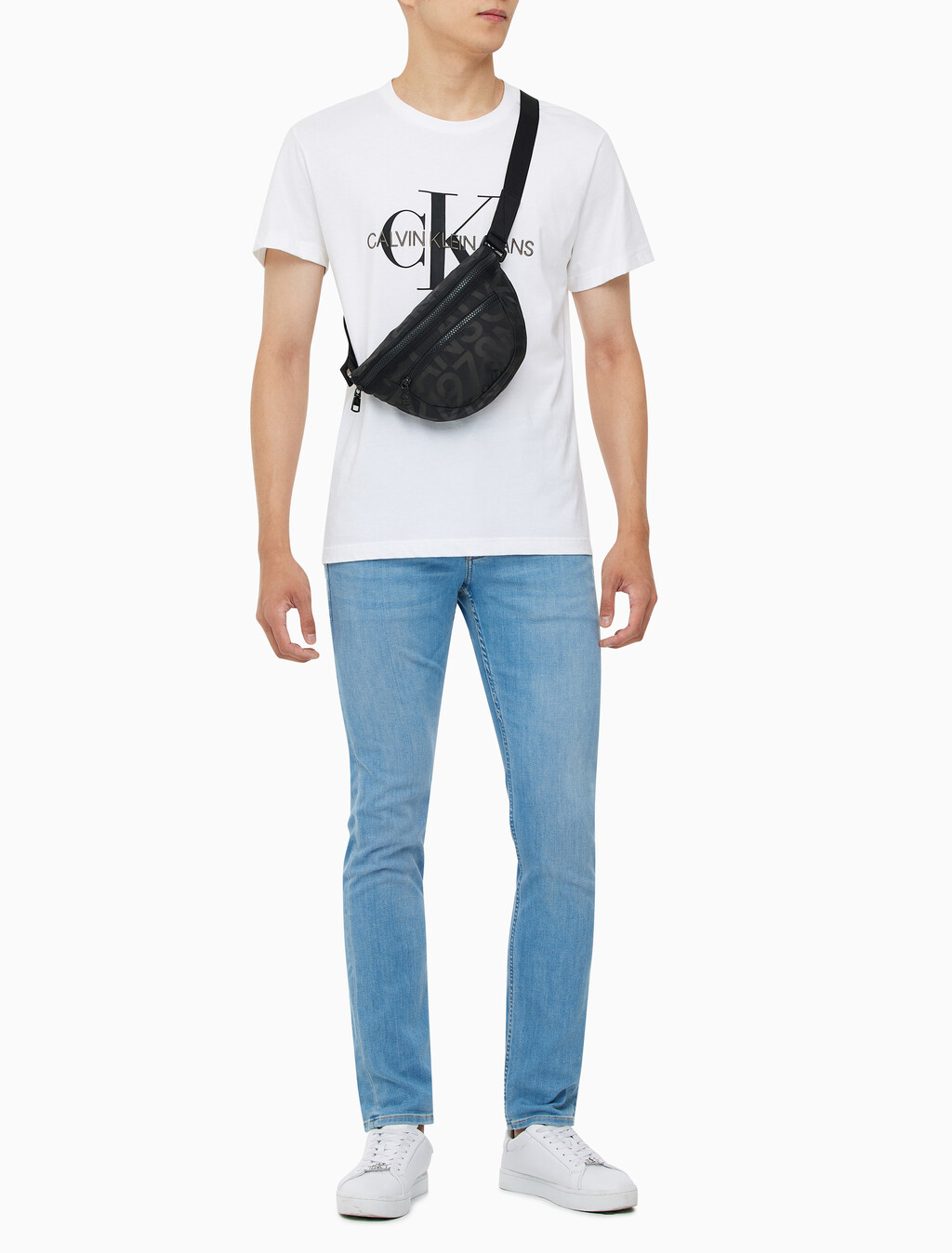 Buy 남성 CKJ 리버시블 지퍼 새들백 in color BLACK