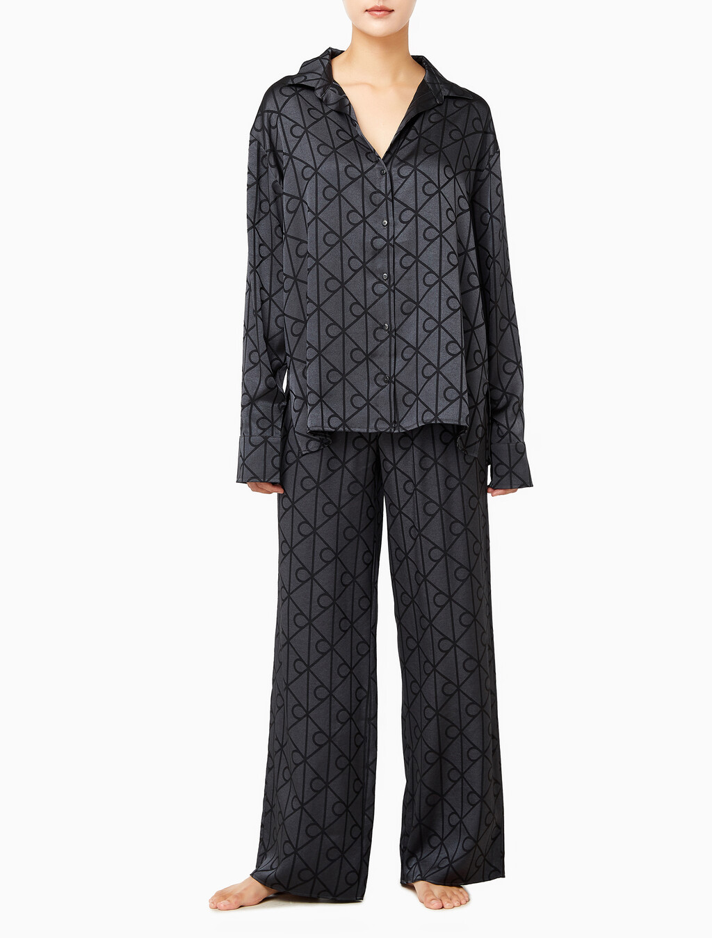 Buy 여성 샤인 새틴 자카드 AOP 셔츠 in color Black