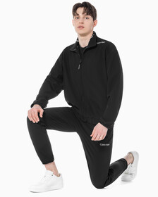 Buy 남성 리플렉티브 로고 레귤러 테이퍼드 핏 우븐 팬츠 in color BLACK