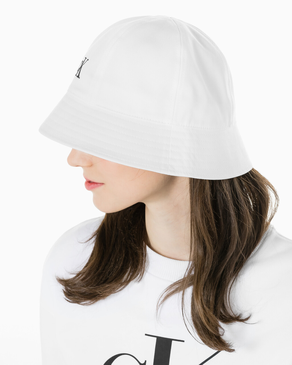 Buy 남녀공용 CK 엠브로이더리 로고 버킷햇 in color BRIGHT WHITE