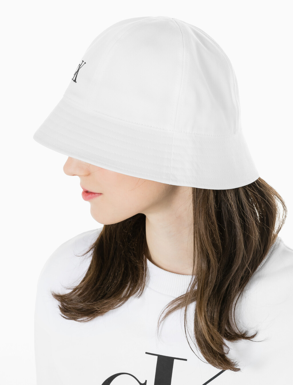Buy 남녀공용 CK 엠브로이더리 로고 버킷햇 in color BRIGHT WHITE