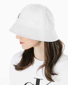 Buy 남녀공용 CK 엠브로이더리 로고 버킷햇 in color BRIGHT WHITE