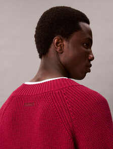 Buy 남성 스티치 브이넥 스웨터 in color Beet Red