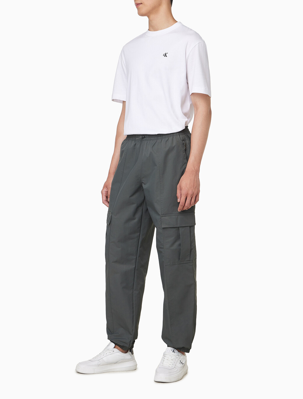 Buy 남성 스트레이트핏 나일론 카고 조거 팬츠 in color Grey