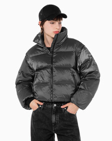 Buy 여성 투톤 글로시 디터쳐블 크롭 다운 in color GREY