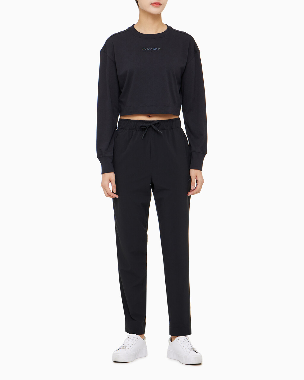 Buy 여성 에센셜 크롭 긴팔 티셔츠 in color BLACK
