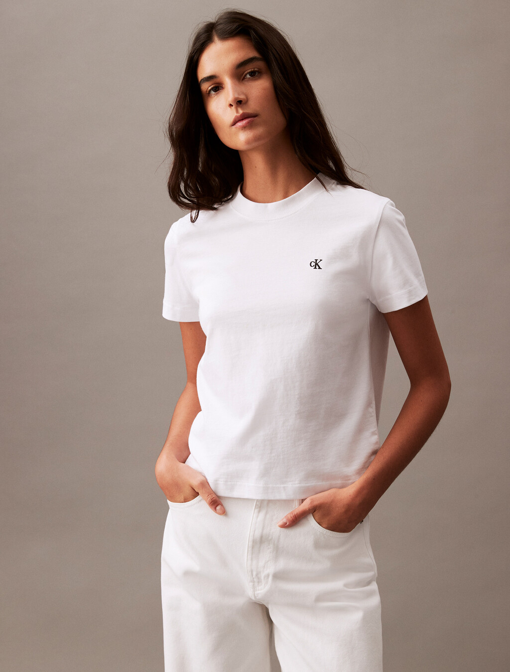 Buy 여성 릴렉스핏 아카이브 로고 크루넥 반팔 티셔츠 in color BRILLIANT WHITE