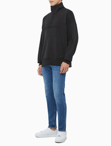 Buy 남성 인스티튜셔널 엠보스드 하프집업 스웻셔츠 in color CK BLACK