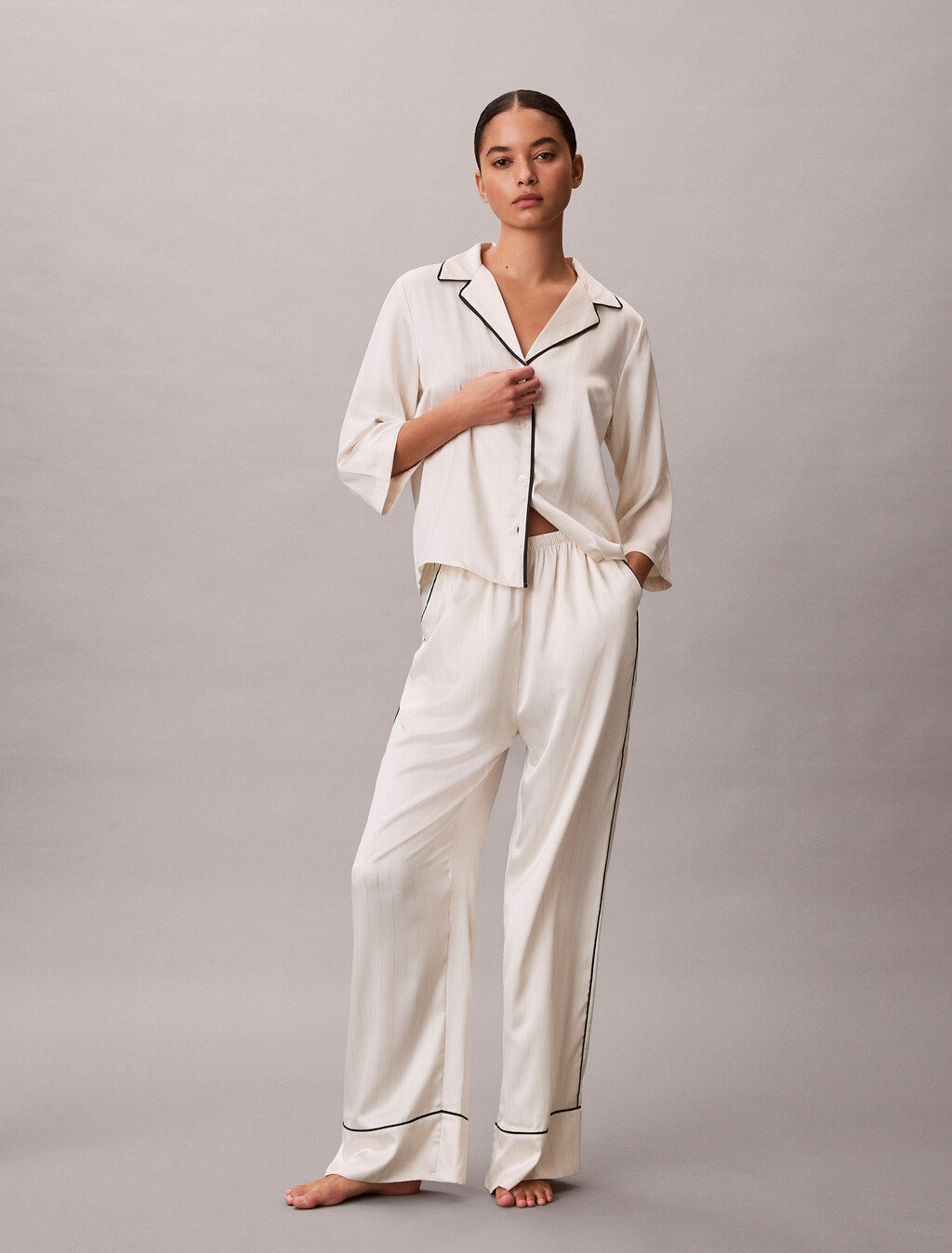 Buy 여성 새틴 씬 팬츠 in color White