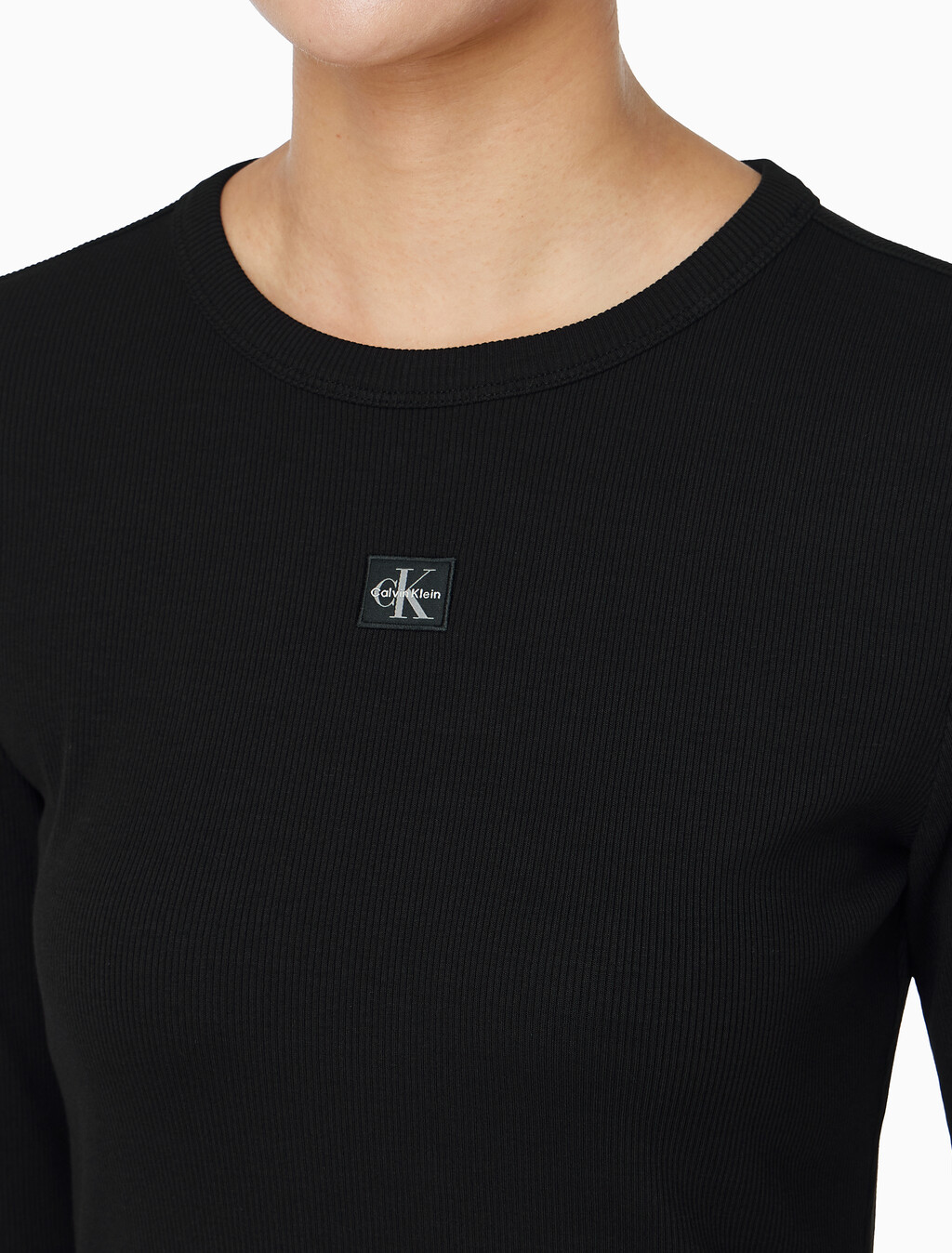 Buy 여성 우븐라벨 크루넥 롱슬리브 탑 in color BLACK