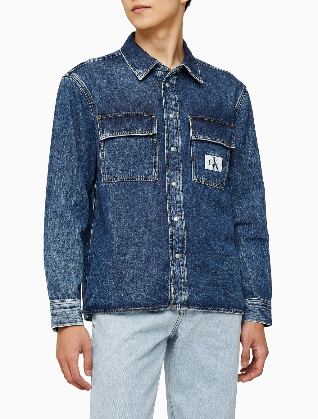 Buy 남성 릴렉스핏 유틸리티 데님 셔츠 in color MID BLUE BACK EMBRO