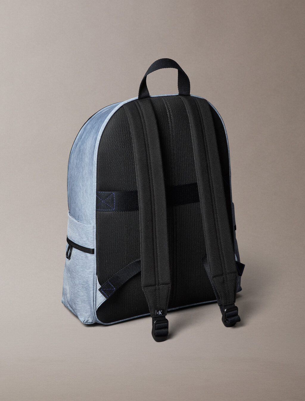 Buy 남녀공용 볼드 로고 나일론 헤더 라운드 백팩 in color Grey