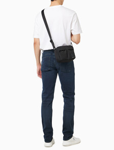 Buy 남성 유틸리티 엠블럼 카메라 백 in color BLACK