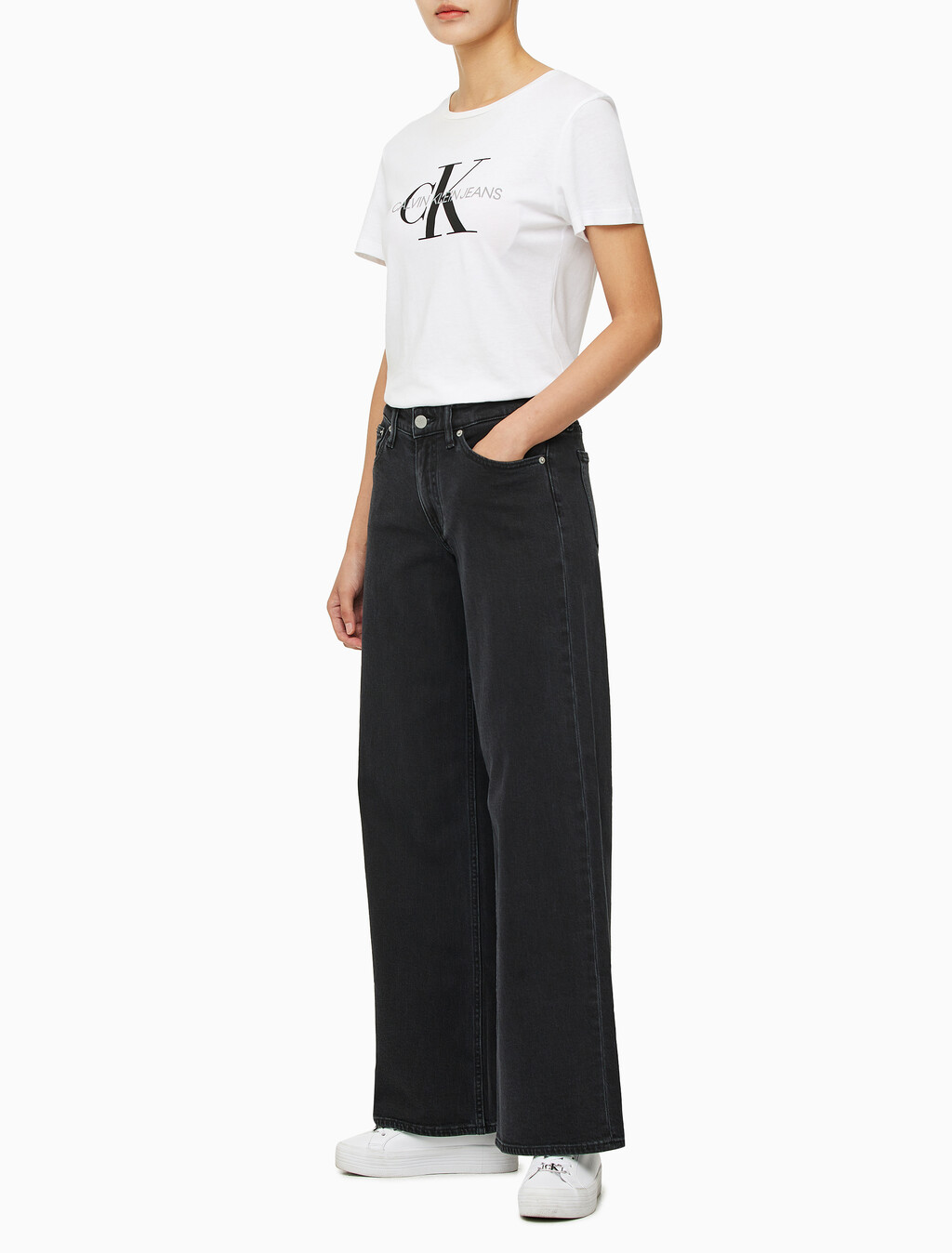 Buy 여성 로우라이즈 배기핏 블랙 데님 in color WASHED BLACK LOGO LACE