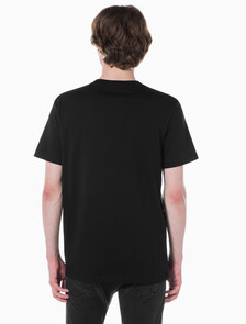 Buy 남성 레귤러핏 CK 로고 뱃지 반팔 티셔츠 in color CK BLACK