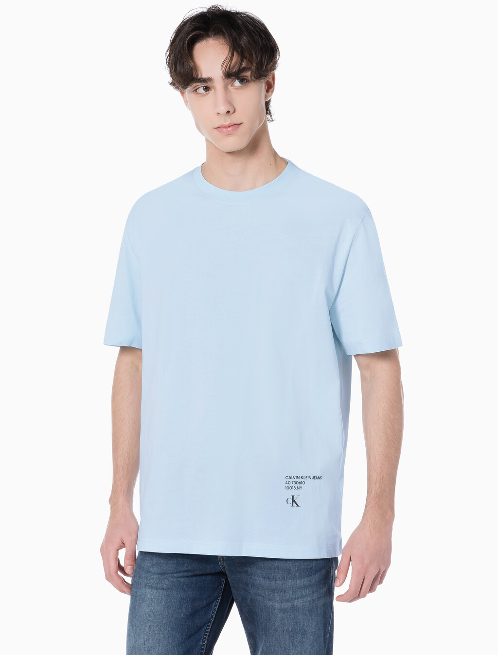Buy 남성 릴렉스핏 모던 메탈 로고 반팔 티셔츠 in color KEEPSAKE BLUE