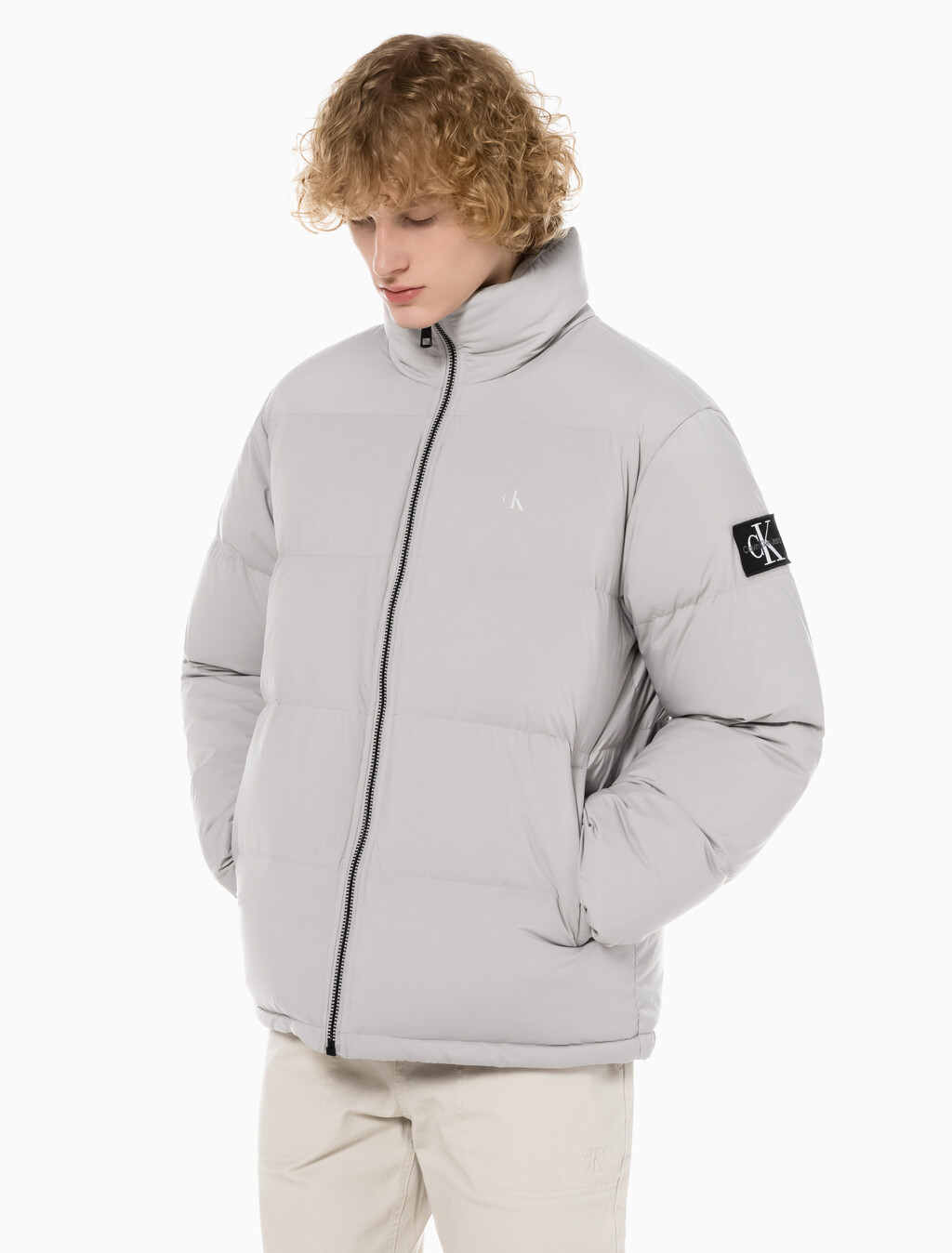 Buy 남성 레귤러핏 스탠드 카라 숏 다운 푸퍼 재킷 in color GREY